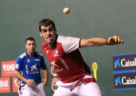 Joseba Ezkurdia fija su mirada en la pelota.