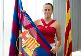 Adriana Parada, con la bandera del Barcelona.