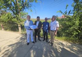 El alcalde, junto a los concejales responsables, y el autor al que se ha encargado la obra que dé sentido a la nueva zona verde en dirección a La Grajera.