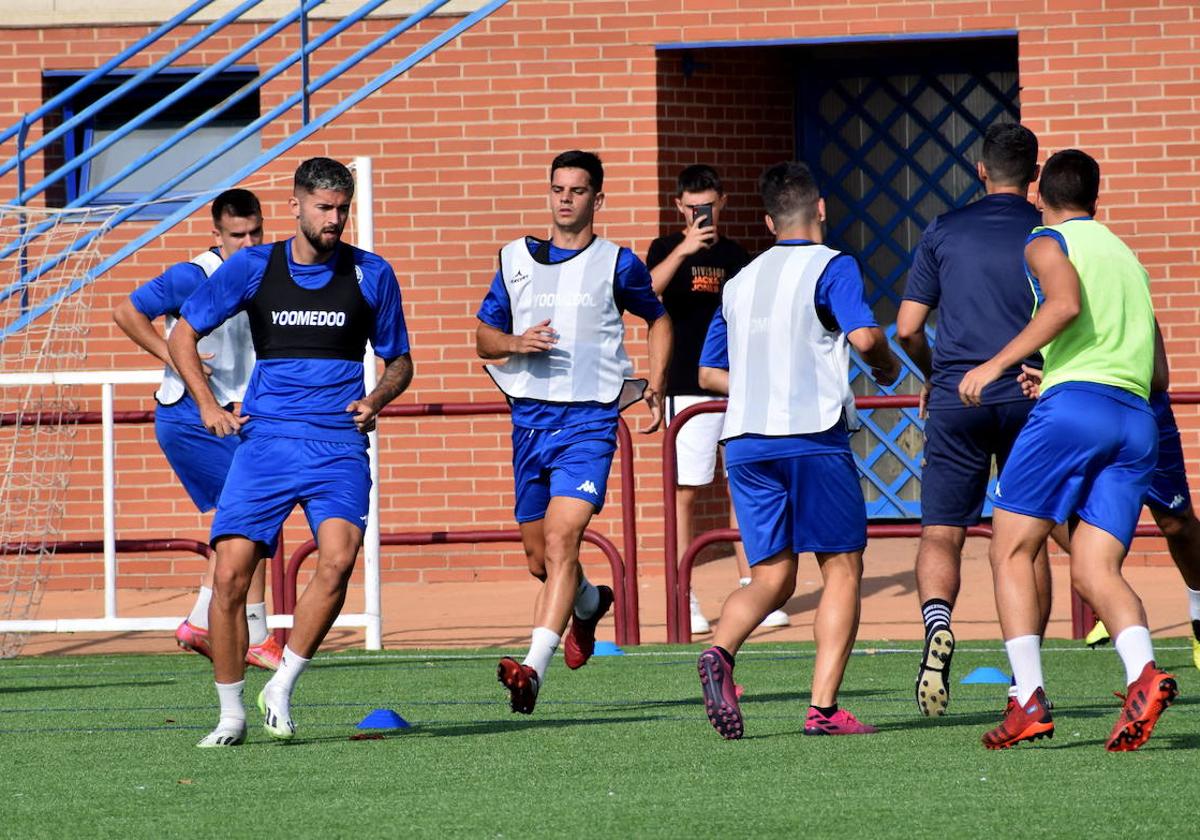 Imagen de un entrenamiento de la Sociedad Deportiva Logroñés en Pradoviejo.