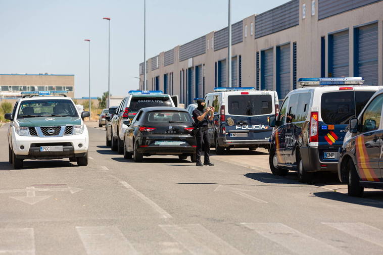 Vehículos de Policía Nacional y Guardia Civil en una operación conjunta contra el tráfico de drogas en La Rioja el pasado año.