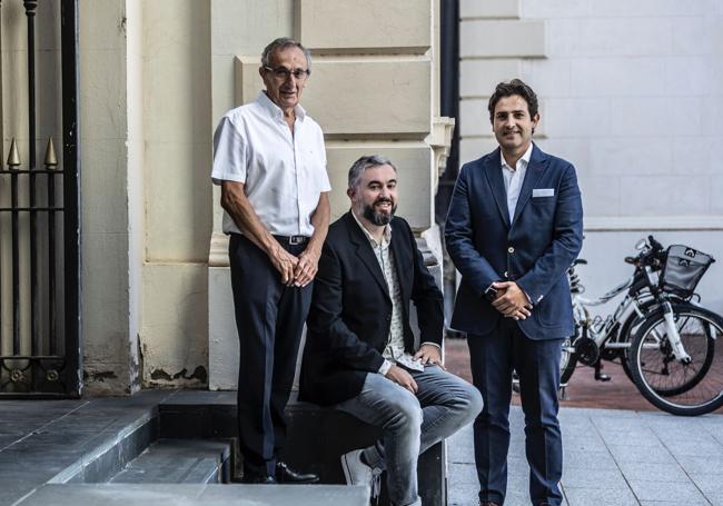 José Luis Vicario, alcalde de Canales; Domingo García, programador del festival; y Roberto Iturriaga, director general de Cultura.