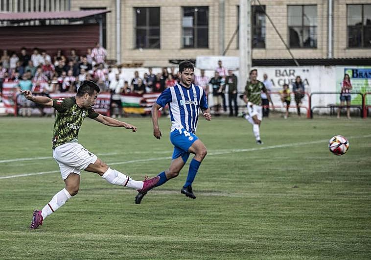 Óscar Fernández tira a puerta en el partido de este miércoles.