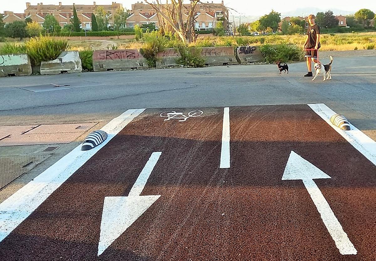 El carril ciclopeatonal de Logroño-Lardero, ya habilitado en toda la avenida de Juan Carlos I de Villa Patro, finaliza a su llegada a Ramblasque.