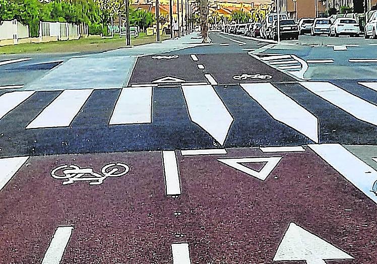 Imagen principal - Imágenes de distintos tramos del carril bici despejado o sin conexión, al no estar acabada la obra. Arriba, Tramo descentrado de la avenida de Juan Carlos, en Lardero. Debajo, iInicio o final del carril ciclopeatonal en la calle Cosme García de Lardero. 