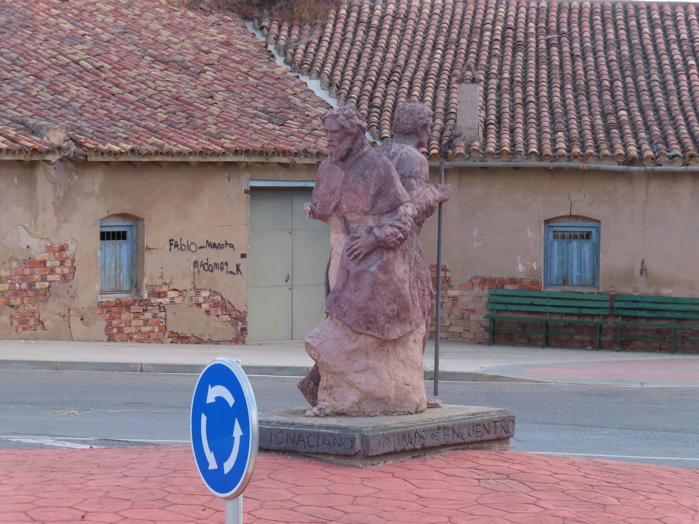 Imagen principal - La escultura homenaje al peregrino sufre el segundo ataque en un mes