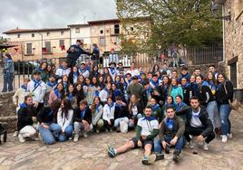 Un grupo de jóvenes posan delante del famoso árbol de El Rasillo.