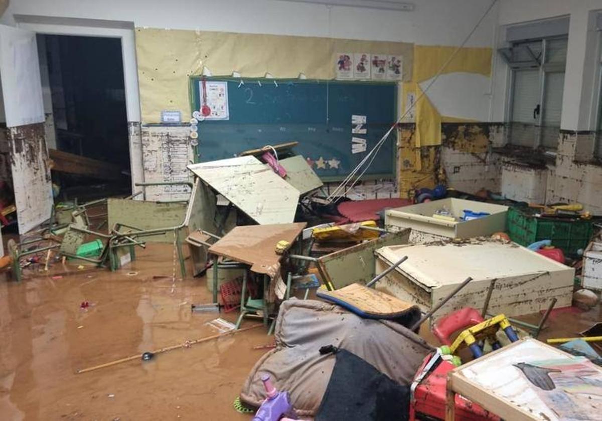 Estado en el que quedó una de las aulas del colegio de Huércanos, tras las inundaciones de junio.