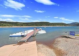 Un grupo de personas, en el embarcadero del pantano González Lacasa, en una imagen de este pasado viernes.