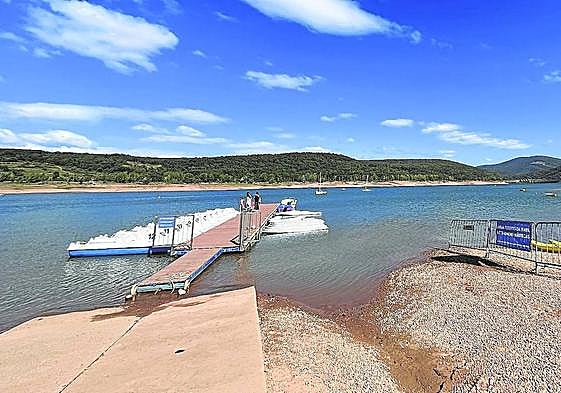 Un grupo de personas, en el embarcadero del pantano González Lacasa, en una imagen de este pasado viernes.