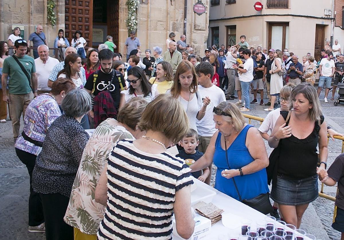 Cientos de personas acudieron a por el preñado, con vino o refrescos, que se vendía al precio de 2 euros.