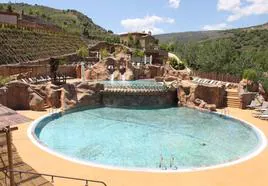Las distintas piscinas, zonas de baño y géiseres son un lugar ideal en las fechas calurosas de verano.