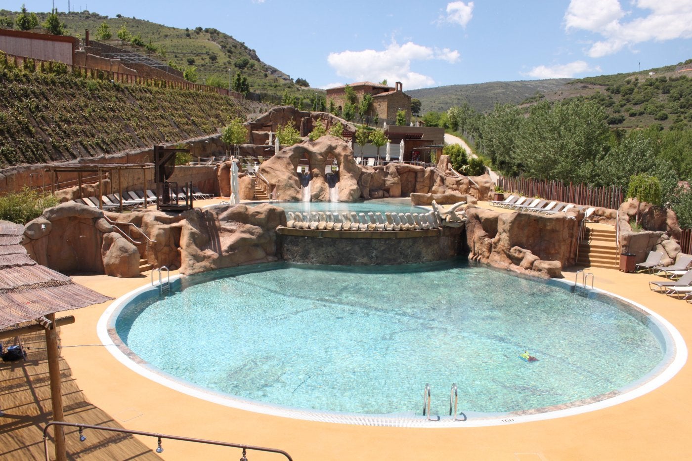 Las distintas piscinas, zonas de baño y géiseres son un lugar ideal en las fechas calurosas de verano.