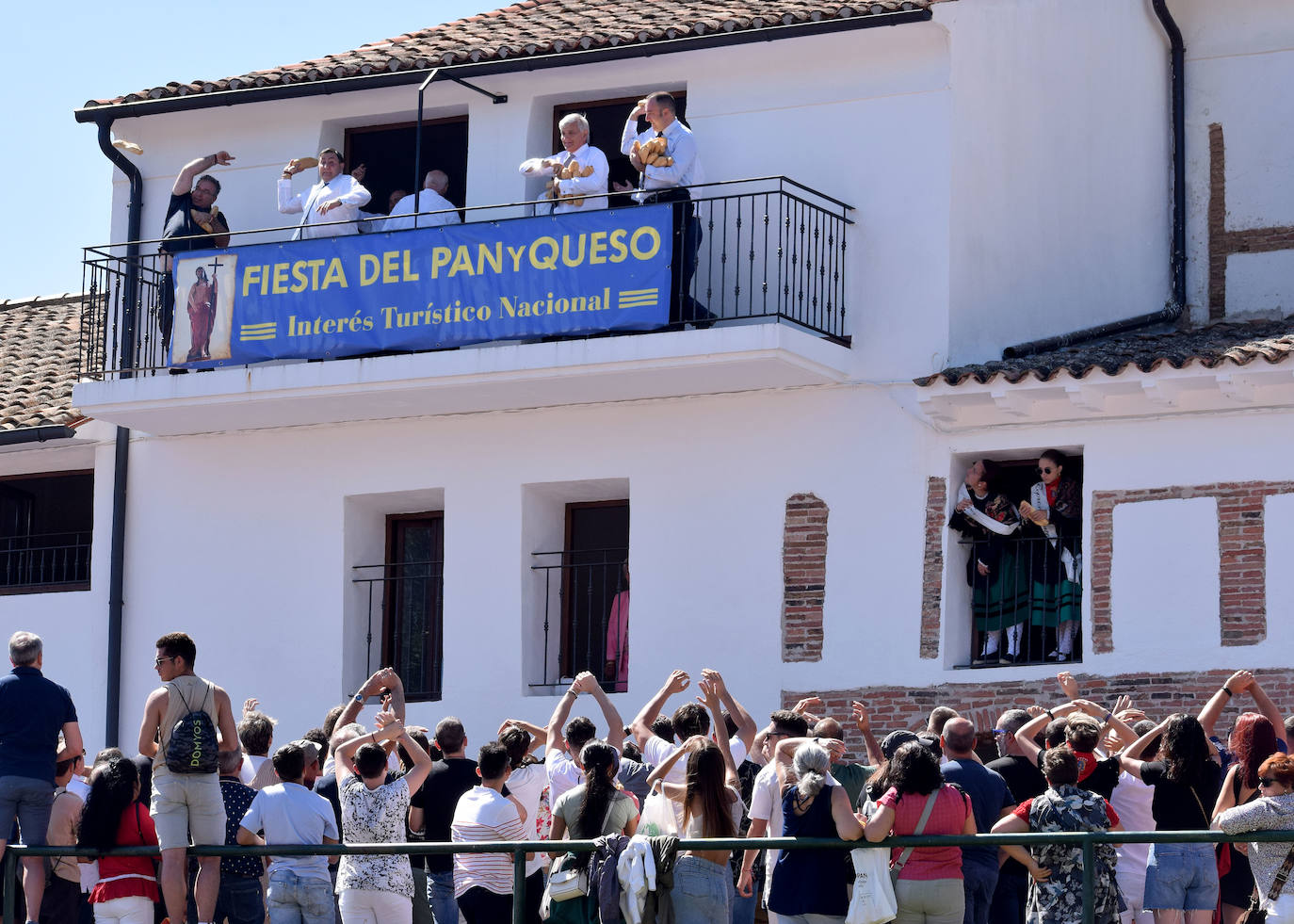 El tradicional lanzamiento del pan y el queso de Quel