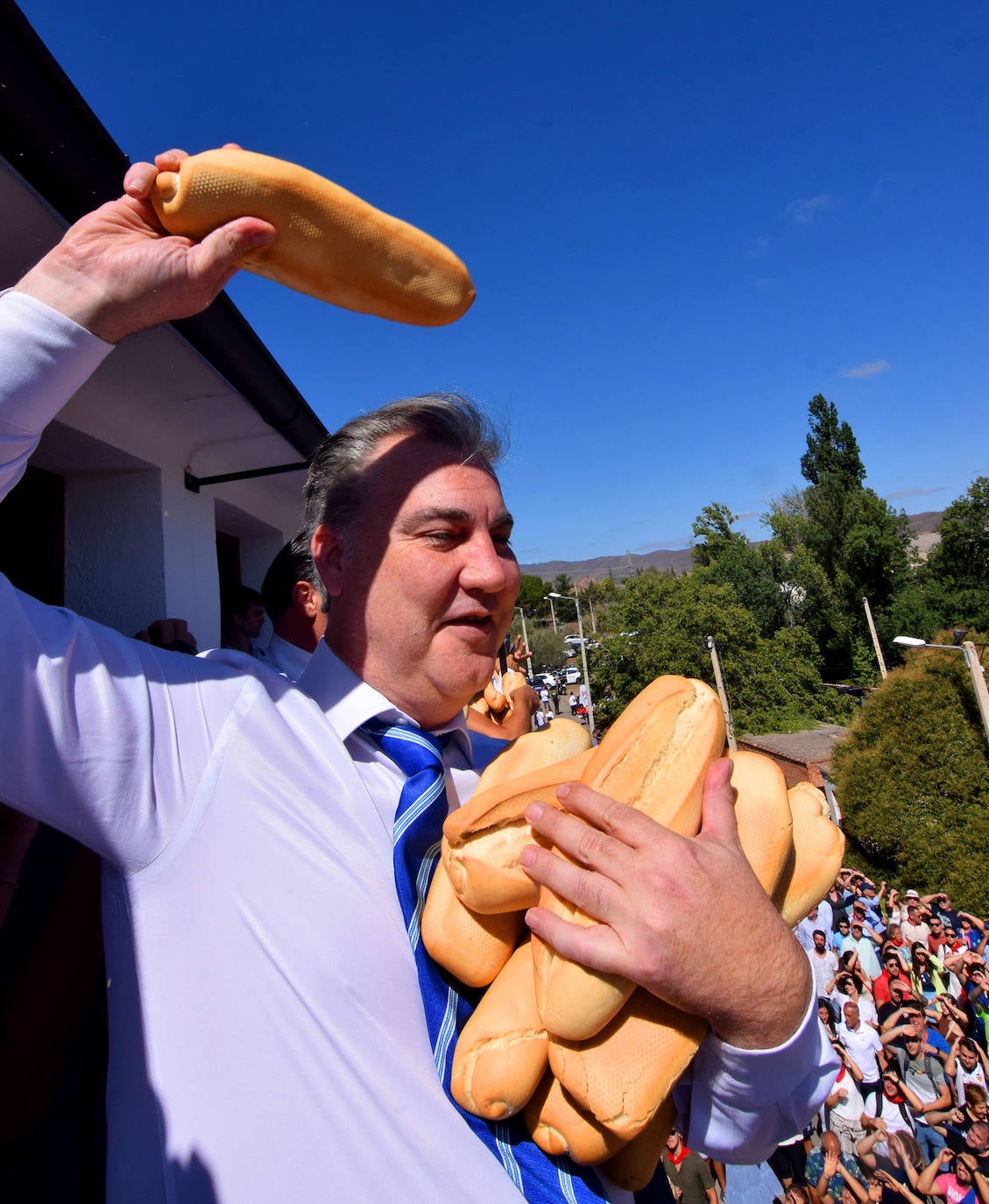 El tradicional lanzamiento del pan y el queso de Quel