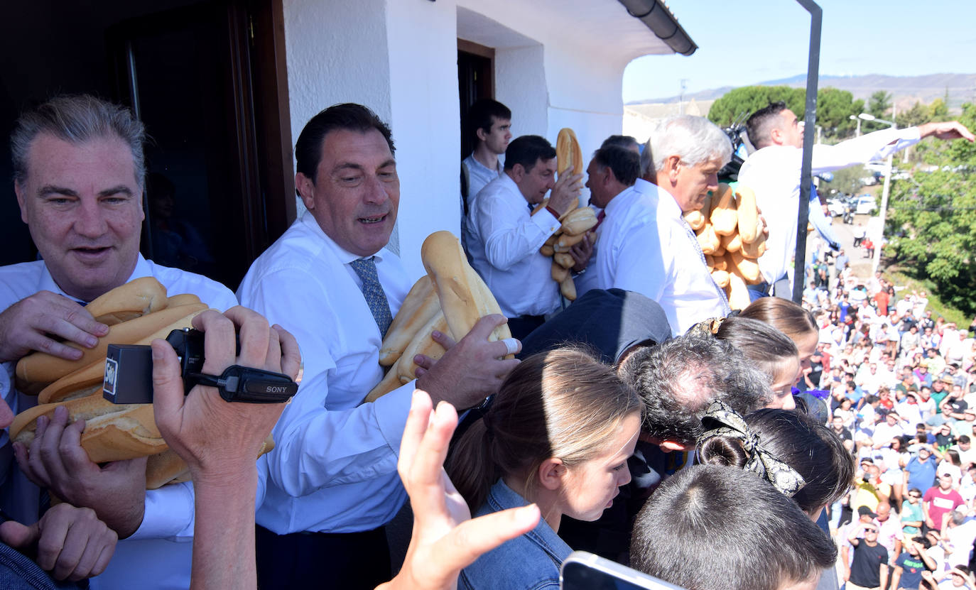 El tradicional lanzamiento del pan y el queso de Quel