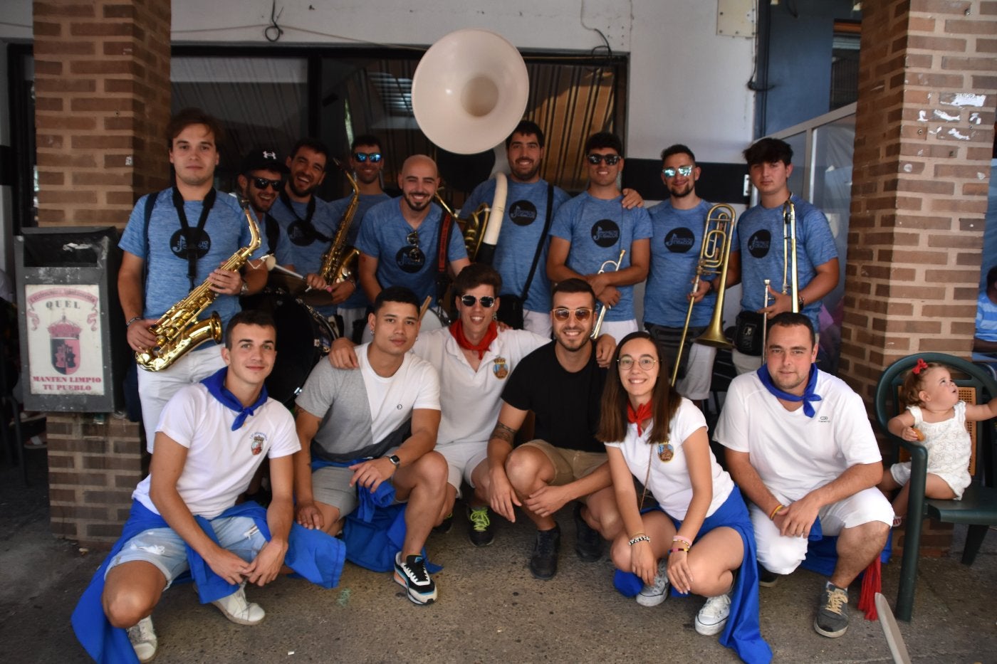 La junta de la peña La Repeña, con la charanga Wesyké.