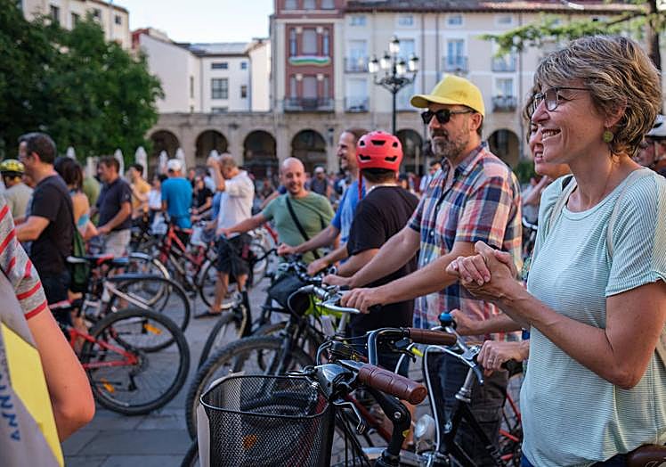 Imagen principal - 400 personas reivindican el uso de los carriles bici en Logroño a ritmo de Rafaella Carrá