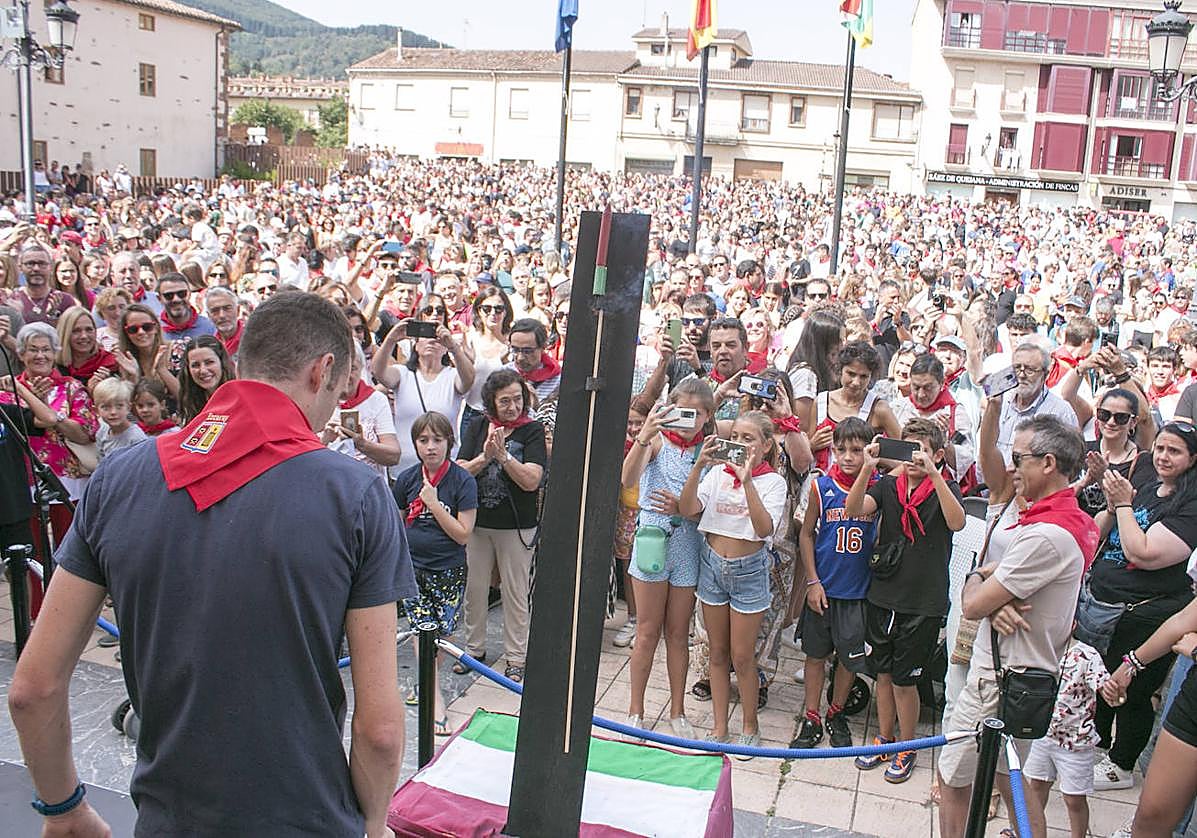 El deportista Alain Santamaría, en el momento de prender el cohete ante una plaza llena de público.