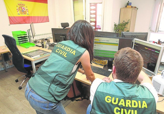 Agentes del Equipo de Investigación Tecnológica de la Guardia Civil en La Rioja..