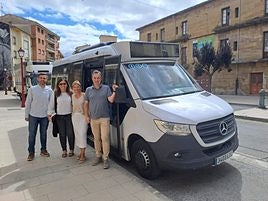La alcaldesa, Guadalupe Fernández, y los ediles Rafael García, Borja Merino y Laura Vidaurre, hicieron una prueba piloto del autobús.