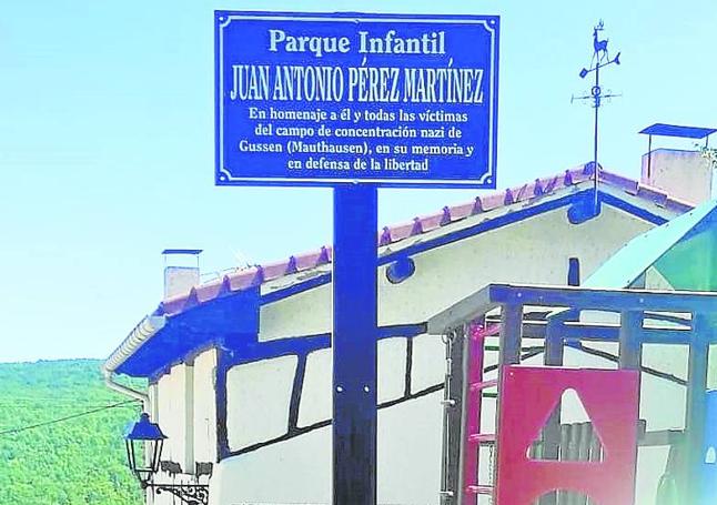 La placa en homenaje a Juan Antonio Pérez Martínez.