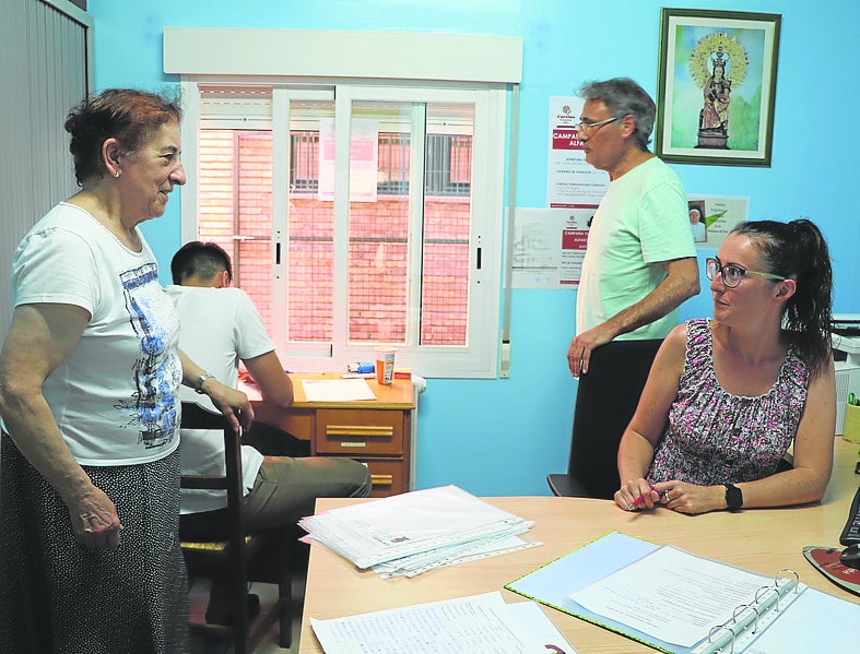 Una de las ventanillas realiza las tarjetas de control de cada persona.