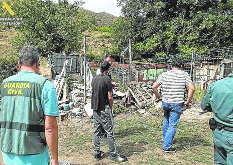 Imagen secundaria 1 - Agentes registran el paraje de Viniegra de Arriba donde supuestamente acabaron con la vida de Djafer. A la derecha, I. Z. durante el registro de la vivienda familiar el 13 de agosto. 