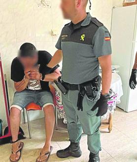 Imagen secundaria 2 - Arriba, un agente inspecciona la furgoneta en la que trasladaron a Djafer. Debajo, momento de la recogida de objetos en la vivienda de Alberite y J. A., el día del registro de su casa en Alberite. 