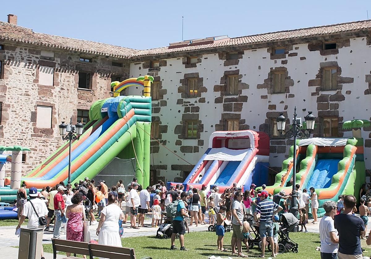 Parque acuático celebrado el viernes en la plaza del Ayuntamiento, muy oportuno frente al calor.