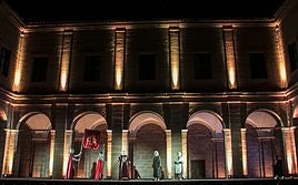 La principal novedad de esta edición es el traslado del escenario al claustro de San Francisco, donde se logra una mayor comunión entre obra y espectador.