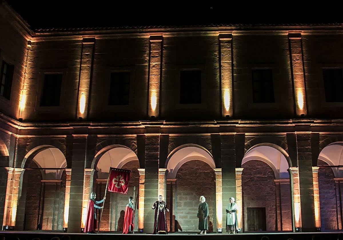 La principal novedad de esta edición es el traslado del escenario al claustro de San Francisco, donde se logra una mayor comunión entre obra y espectador.