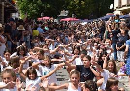 Instante del 'flashmob' celebrado en la Fiesta de la Solidaridad de Torrecilla, entre cientos de espectadores.