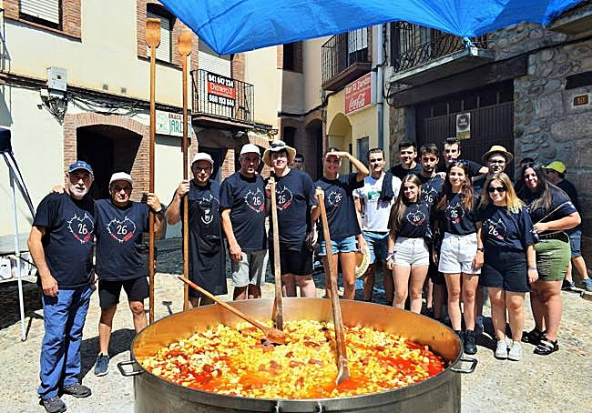 Torrecillanos con la gran caldereta.