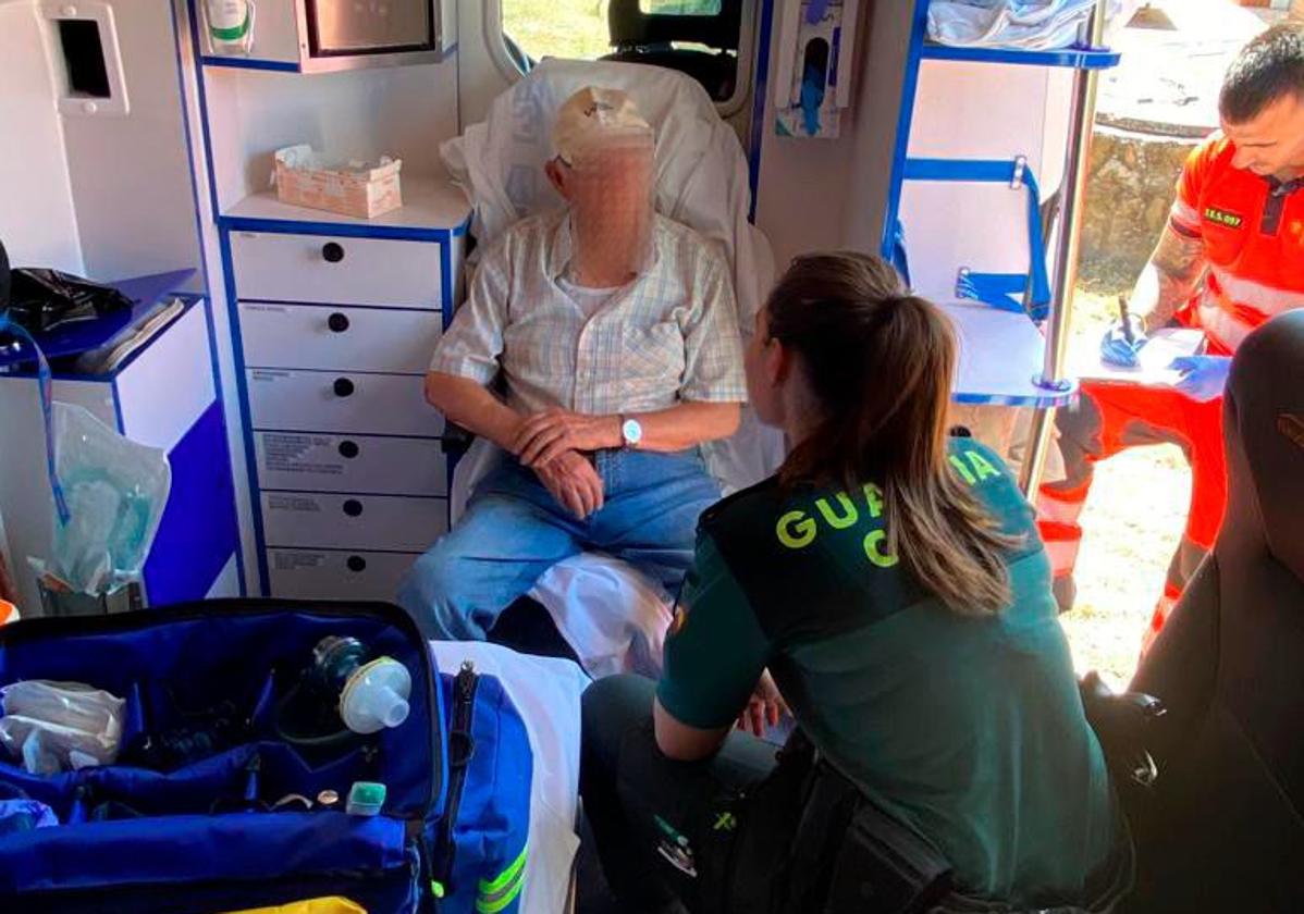 El anciano, atendido por Guardia Civil y servicios sanitarios.