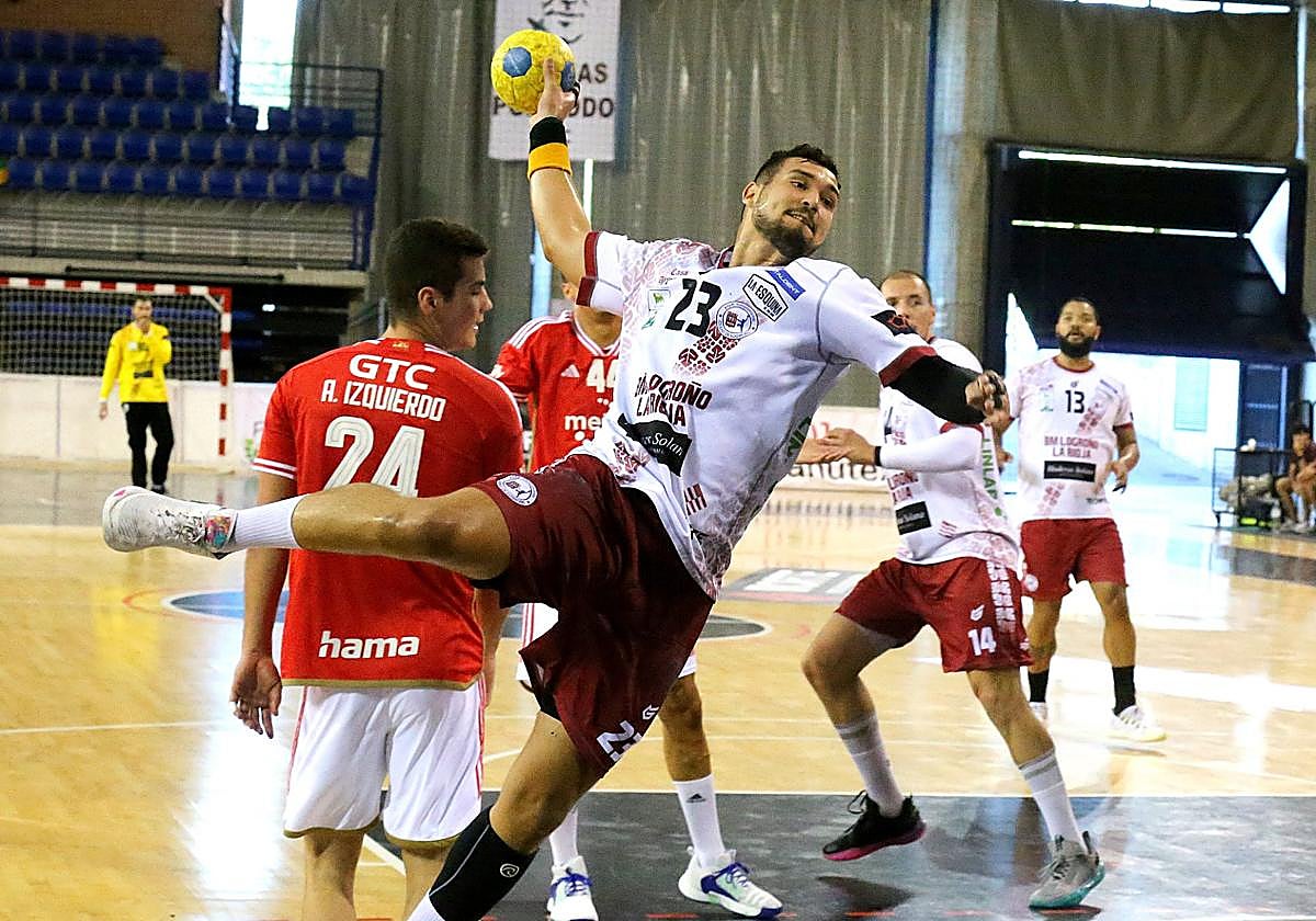 Rolando Uríos se dispone a lanzar en el partido ante el Benfica.