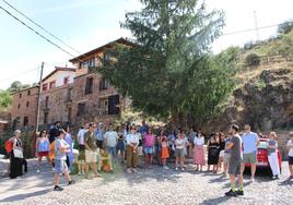 Antes de los conciertos, decenas de personas disfrutaron de un 'free tour' conociendo los rincones de Viniegra de Abajo.