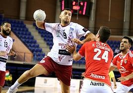 Ismael El Korchi se eleva sobre Ander Izquierdo.