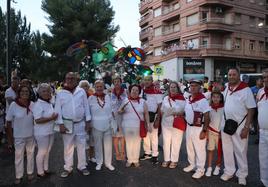 El centro de participación activa de mayores lució una carroza deportiva y su comparsa de voces.