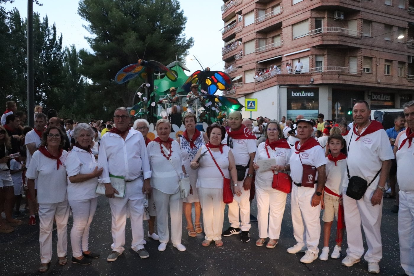 El centro de participación activa de mayores lució una carroza deportiva y su comparsa de voces.