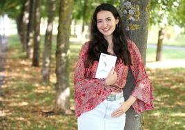 Valle Mozas, con su libro en el parque del Ebro de Logroño.