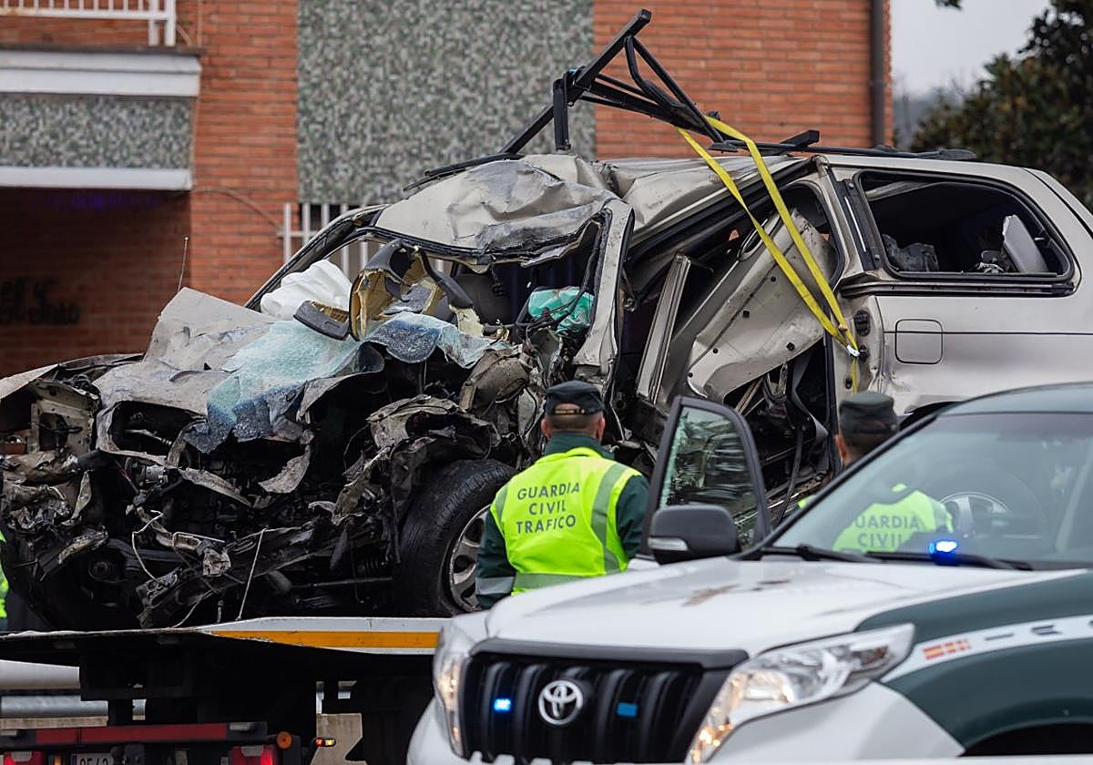 Agentes de Tráfico durante la intervención en un accidente en La Rioja.