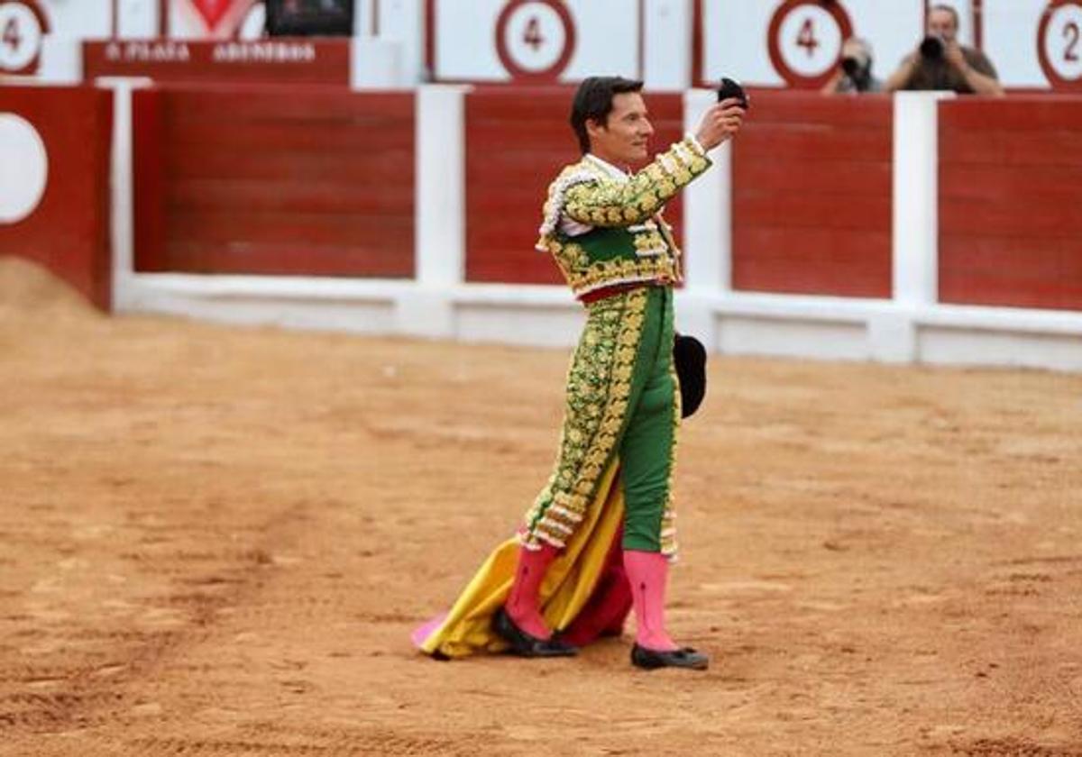 Diego Urdiales da la vuelta al ruedo tras cortar una oreja.