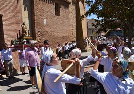 La actuación del grupo Octaviolea no faltó en la procesión de San Roque en Galilea.