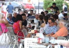 Terraza de un bar de Logroño ayer, una alternativa contra el calor.