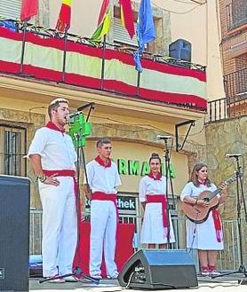 Imagen secundaria 2 - Los danzantes de Puente Moros en la procesión de Alcanadre, arriba. San Roque en Tudelilla con las danzas de Rodezno y oncierto de jotas de Estampa Navarra en Aguilar. 