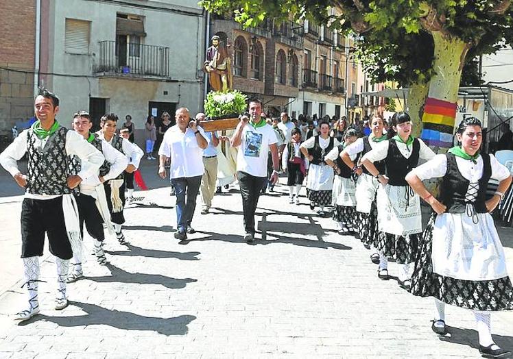 Imagen principal - Los danzantes de Puente Moros en la procesión de Alcanadre, arriba. San Roque en Tudelilla con las danzas de Rodezno y oncierto de jotas de Estampa Navarra en Aguilar. 