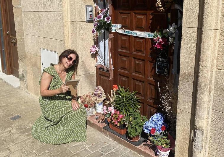 Yolanda Castillo en la puerta de la casa donde vivía su padre.