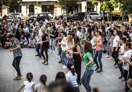 Decenas de personas bailan en el parque Gallarza durante un evento celebrado en abril.