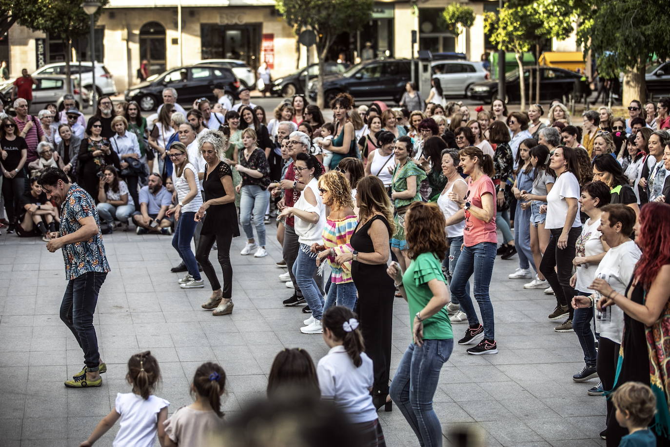 Decenas de personas bailan en el parque Gallarza durante un evento celebrado en abril.